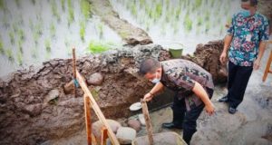 Wawali-Nayodo-Koerniawan-saat-melakukan-peletakan-batu-pertama-pembangunan-irigasi-persawahan-620x330