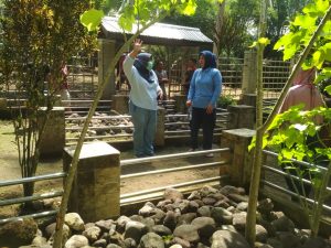 Kadisbudpar-Anki-T-Mokoginta-bersama-Wali-Kota-Kotamobagu-Tatong-Bara-saat-berada-di-kompleks-makam-Datu-Loloda-Mokoagow