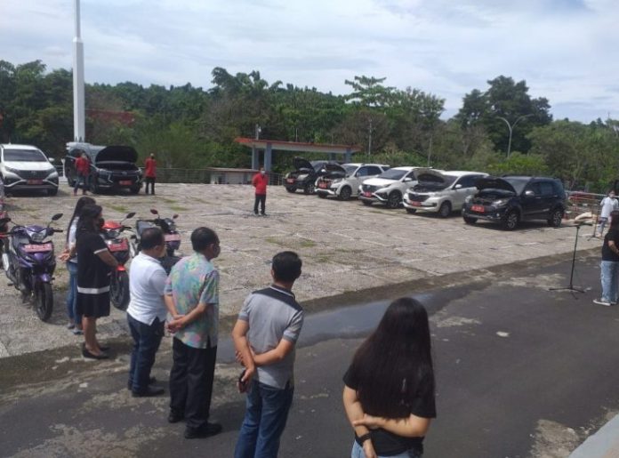 Sekretariat DPRD Sulut, Jumat (05/11) pagi, menggelar Apel Kendaran Dinas (Kendis) yang dipimpin langsung oleh Sekretaris DPRD Sulut Glady Kawatu. (Foto : Dede)