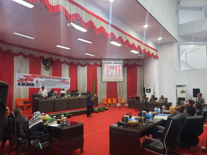 DPRD Kota Kotamobagu mengelar rapat Paripurna dalam rangka pembicaraan tingkat I penyampaian Ranperda)tentang Rencana Tata Ruang Wilayah Kota Kotamobagu tahun 2022 – 2042 dan Ranperda Pengelolaan Keuangan Daerah, Rabu (13/7/2022). FOTO : IRSAT