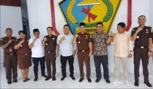 Pimpinan DPRD Kotamobagu bersama jajaran Kejaksaan Negeri Kotamobagu. (Foto Junaidi Amra)