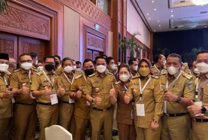 Wali kota Kotamobagu Ir Hj Tatong Bara bersama beberapa kepala daerah saat menghadiri pengarahan langsung Presiden Jokowi