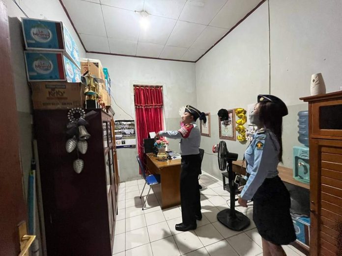 Kepala Rutan Kotamobagu Kanwil Kemenkumham Sulut Setyo Prabwo langsung laksanakan Inspeksi Mendadak setiap ruang kerja pegawai. (Foto ; Zakir)