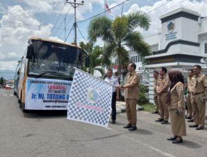 Sekda Kotamobagu saat melaunching layanan bus gratis untuk masyarakat. (Foto Irsat)