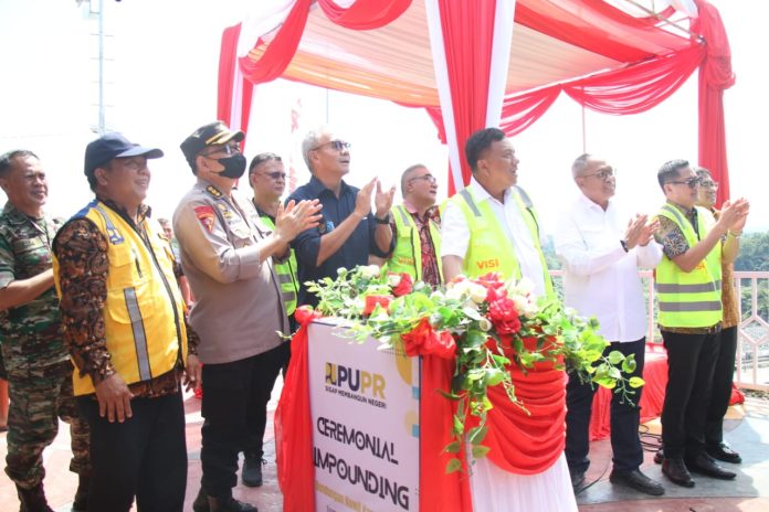 Gubernur Sulut Olly Dondokambey saat meresmikan Bendungan Kuwil Kawangkoan, Minahasa Utara pada 25 November 2022. (Foto : Dede)
