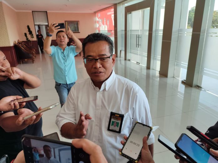 Kepala BPJN Sulut Hendro Satrio yang diwawancarai awak media usai RDP bersama Komisi III DPRD Sulut Senin 28 November 2022. (Foto : dede)