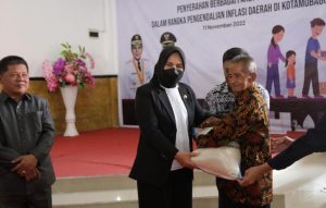 Wali Kota Kotamobagu, Ir. Hj. Tatong Bara menyerahkan berbagai jenis bantuan kepada masyarakat. (Foto : Icat)