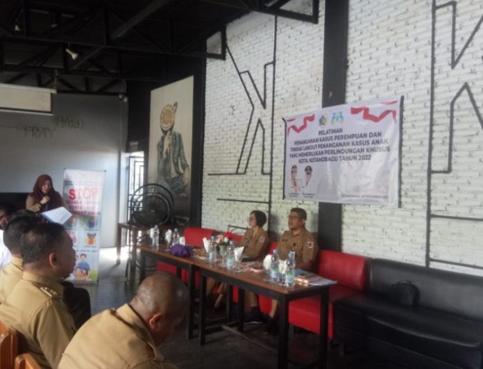 Asisten III Hi. Moh. Agung Adati ST, M.SI membuka Sosialisasi Pelatihan Penanganan Kasus Perempuan dan Tindak Lanjut Penanganan Kasus anak yang memerlukan perlindungan. (Foto : Icat)