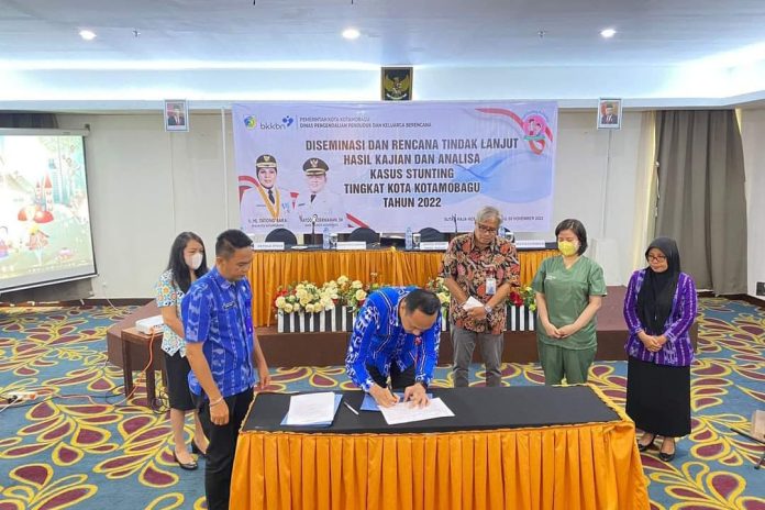 Sekda Sofyan saat membuka kegiatan Diseminasi Hasil Kajian Kasus Stunting di Sutan Raja Hotel Kotamobagu. (Foto :Irsat)