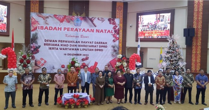 Ibadah Perataan Natal DPRD bersama Kerukunan Anggota DPRD dan Sekretariat DPRD, serta Wartawan Liputan DPRD Sulut dilaksanakan di ruang paripurna, Senin (19/12/2022) FOTO : DEDE