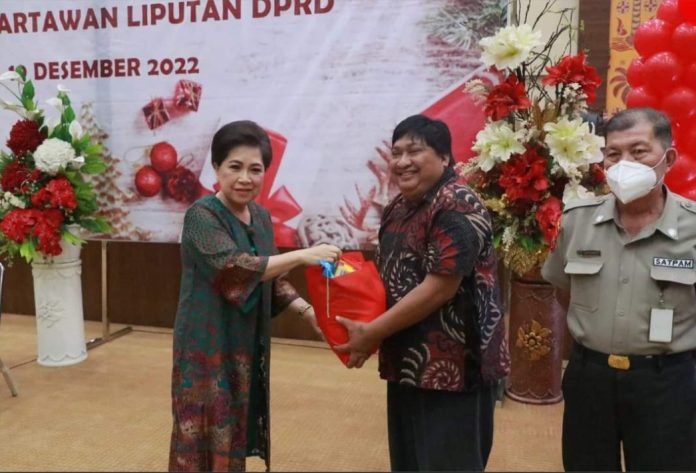 Ketua KIAD DPRD Provinsi Sulut Rinny Tamuntuan memberikan bingkisan Natal untuk ASN, THL, satpam, bahkan wartawan para jurnalis yang bertugas di DPRD Sulut, Senin (19/12/2022). FOTO : DEDE