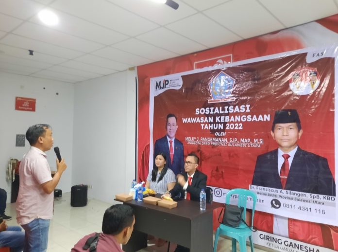 Anggota DPRD Sulut, Melky Jakhin Pangemanan saat menggelar kegiatan Sosbang di ‘Rumah Solidaritas’ Kantor Dewan DPW PSI Provinsi Sulut, Kamis (22/12/2022). FOTO : DEDE
