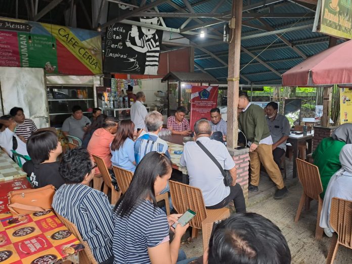 Anggota DPRD Provinsi Sulawesi Utara (Sulut) Hilman Firmansyah Idrus, Senin (5/12/22) sore, melaksanakan kegiatan Sosialisasi Wawasan Kebangsaan (Sosbang), di Kelurahan Malendeng, (FOTO : DEDE)
