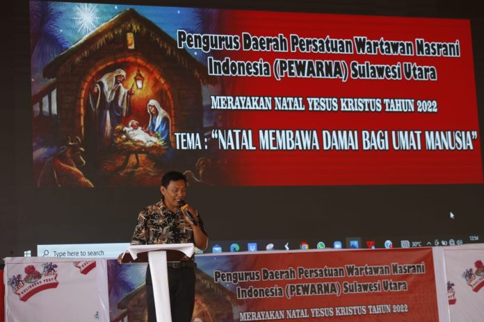 Ketua Pengurus Daerah Pewarna Indonesia Sulut Sanfransisco Manossoh saat memimpin Ibadah Perayaan Natal Yesus Kristus Pewarna Indonesia Sulut di gedung JG Center Minahasa Utara (Minut) Jumat, (16/12/2022). FOTO : DEDE