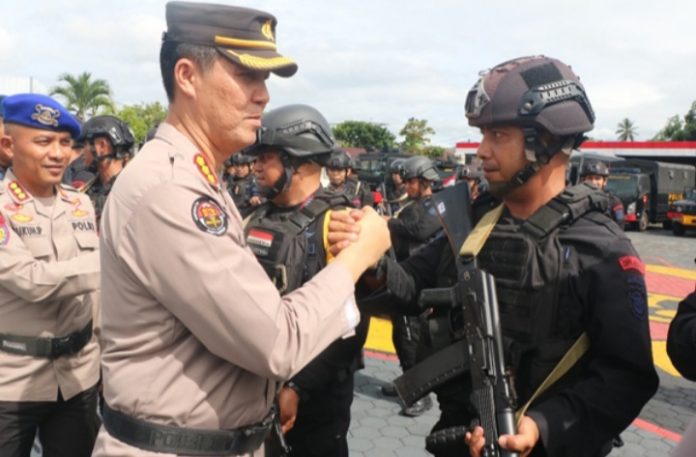 Wakapolda Sulut Brigjen Pol Johnny Eddizon Isir memimpin apel penyambutan 1 SSK personel Satbrimob Polda Sulut yang baru selesai melaksanakan tugas dalam rangka BKO Polda Papua, Minggu (18/12/2022). FOTO : Dede