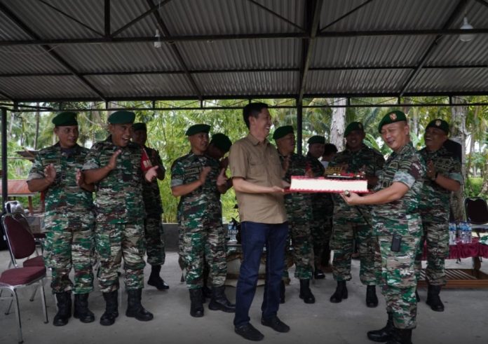 Dandim 1303 Bolmong Letkol inf. Topan Angker memberi kejutan kue ulang tahun untuk Bupati Bolsel, di kediaman Bupati Bolsel Jumat 16 Desember 2022. FOTO : Tio