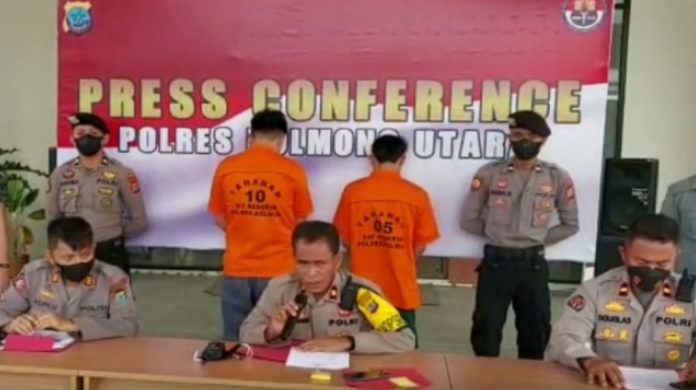 Kepala Seksi Humas Polres Bolmut Douglas Tatontos saat menggelar Press Konfrens di Mapolres Bolmut, Rabu (14/12/2022) tadi. FOTO : IPUL
