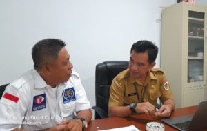 Kadis Kominfo Kotamobagu dan Plt Ketua PWI Kotamobagu pada 07 November 2022 di Kantor Kominfo Kotamobagu. (Foto : Kokon)