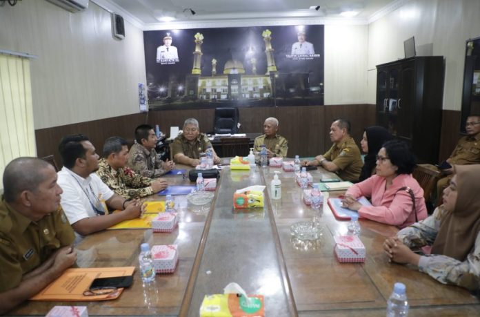 Bupati Asahan, H. Surya didampingi Sekretaris Daerah Kabupaten Asahan dan beberapa OPD menerima kunjungan PT. Taspen Medan di Aula Bappeda Kabupaten Asahan, Rabu (28/12/2022). FOTO : DONI