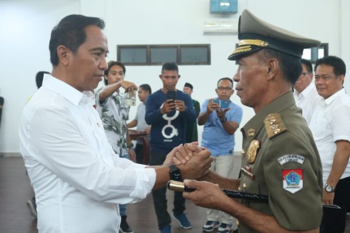 Bupati Boltim Sam Sachrul Mamontp saat melakukan pelantikan kepada 27 pejabat Jumat (30/12/2022). FOTO : Erwin