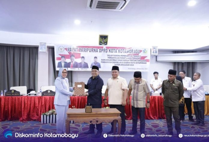 Wali Kota Tatong Bara saat menyerahkan dokumen APBD 2023 Kotamobagu ke DPRD Kotamobagu dalam paripurna APBD 2023 di Hotel Sutanraja Rabu 20 November 2022. (Foto : Humas)