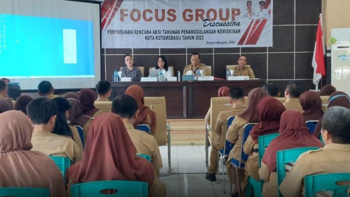 Sekretaris Daerah Kota Kotamobagu, Sofyan Mokoginta, SH., membuka kegiatan FGD Tahap III Penyusunan RAT Penanggulangan Kemiskinan Kota Kotamobagu 2023, di Aula Kantor Bappelitbangda Kota Kotamobagu , Selasa (06/12/2022). FOTO : LUDIN