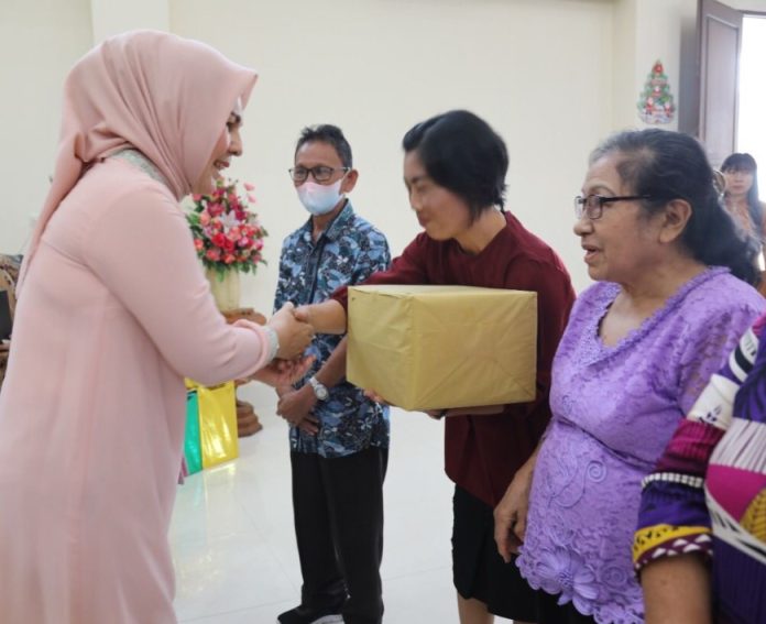 Wali Kota Kotamobagu saat menghadiri penyerahan bingkisan Natal yang dilaksanakan di GMIBM Imanuel Kotamobagu, Minggu (11/12). FOTO : HUMAS