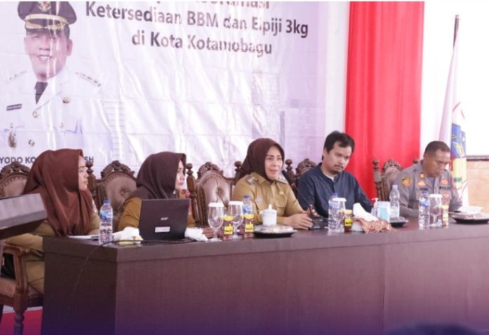 Wali Kota Tatong Bara menghadiri kegiatan Rakor Ketersediaan Bahan Bakar Minyak dan Gas LPG Bersubsidi, Selasa (13/12). FOTO : HUMAS