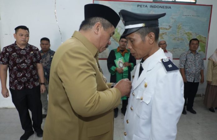 Wakil Bupati melantik Zaharuddin Kades Antar Waktu yang dilantik di Aula Kantor Desa Sei Pasir menggantikan Almarhum Muslim, Kamis (5/1/2023). FOTO : DONI