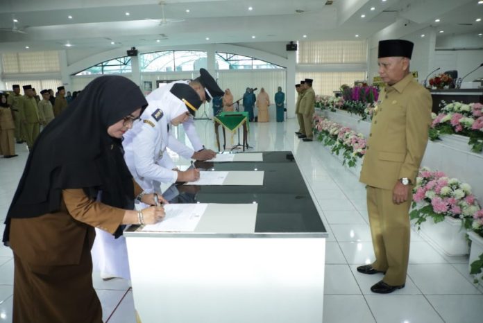 Bupati Asahan melantik Pejabat Pimpinan Tinggi Pratama, Pejabat Administrator, Pejabat Pengawas di Lingkungan Pemerintah Kabupaten Asahan di Aula Melati Kantor Bupati Asahan, Rabu (18/01/2023). FOTO : HUMAS