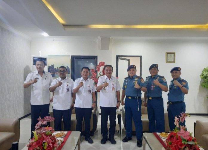 Maurits Mantiri dan Hengky Honandar didampingi Sekda Rudy Theno, assinten I Forsman Dandel dan Kaban Kesbangpol Menerima kunjungan Komandan Guskamla Koarmada II Laksamana Pertama TNI, Teguh Prasetya, S.T., M.M., CHRMP bertempat di ruang VIP Kantor Wali kota Bitung, rabu (04/01/2023) FOTO : Humas