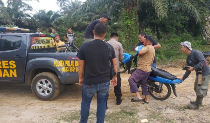 Polsuska Kisaran berhasil tangkap pelaku pencurian rel Kereta Api dipetak Jalan Stasiun Hengelo Mambang Muda (Lintas Kisaran - Rantau Prapat) Wilayah Divre I SU pada Hari Kamis tanggal 5 Januari 2023 Desember sekira Pukul 15.00 WIB. FOTO : DONI