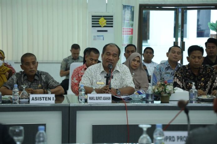 Wakil Bupati Asahan Taufik Zainal Abidin S, Sos, M. Si menerima Kunjungan Kerja (Kunker) komisi E DPRD Provinsi Sumatera Utara di Aula Melati Kantor Bupati Asahan, Jumat (27/1/2023). FOTO : HUMAS