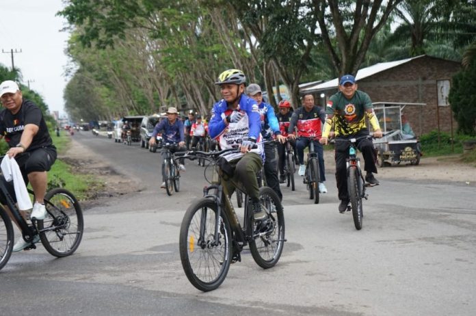 Bupati Asahan bersama dengan OPD dan Ketua TP-PKK Kabupaten Asahan beserta pengurus melaksanakan gowes bersama, Minggu (8/1/2023). FOTO : DONI