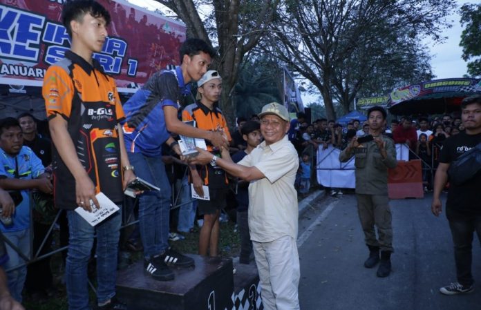 Event Drag Bike Ikatan Komunikasi Mahasiswa Asahan (IKMA) yang dilaksanakan di Pabrik Benang Kisaran resmi ditutup Bupati Asahan H. Surya BSc, Minggu (29/1/2023) sore.