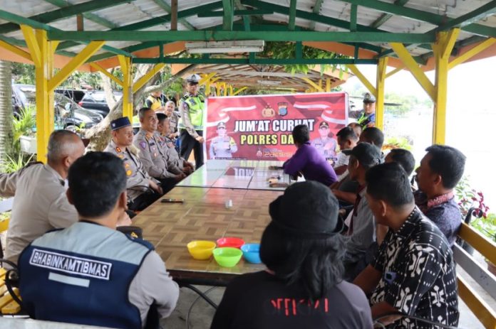 Kapolres Dairi AKBP Wahyudi Rahman SH, S.I.K, MM melaksanakan kegiatan program Jum'at curhat yang bernuansa silahturahmi dengan warga serta tokoh masyarakat yang ada di Kecamatan Silahisabungan. Jumat 20/01/2023. FOTO : SATRIA
