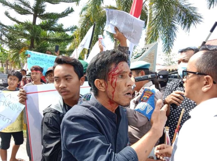 Puluhan masa dari Lembaga Swadaya Masyarakat Barisan Rakyat Anti Korupsi (LSM Bara Api) dan Pemuda Mandiri Peduli Rakyat Indonesia (PMPRI) Kab Asahan,