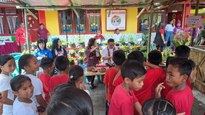 Walikota Bitung yang juga Ketua Persatuan Intelegencia Kristen Indonesia (PIKI) Ir. Maurits Mantiri, MM saat mencanangkan kegiatan program pendamping kampung wisata peduli anak PIKI yang berlokasi di batulubang, Jumat (27/01/2022) Foto : Humas
