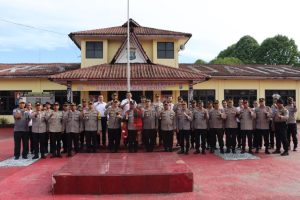 Kapolres Dairi AKBP Wahyudi Rahman, SH, S. I.K, MM memimpin apel pelepasan purna Bhakti personil polres Dairi Aiptu Arif Padilah, bertempat di Halaman Mako Polres Dairi,Jl.Sm.Raja no.08,Kec. Sidikalang Kab. Dairi. Senin (09/01/2023). FOTO SATRIA