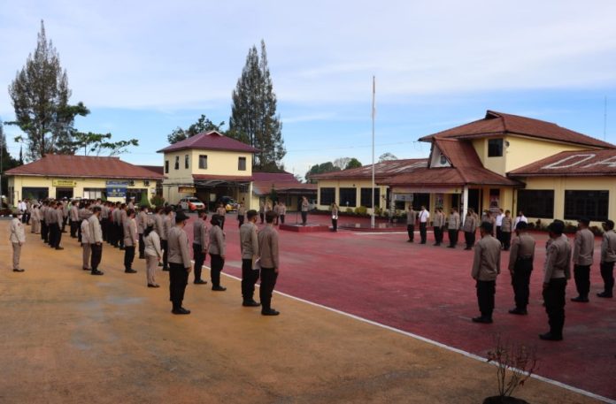 Kapolres Dairi AKBP Wahyudi Rahman, SH, S. I.K, MM memimpin apel pelepasan purna Bhakti personil polres Dairi Aiptu Arif Padilah, bertempat di Halaman Mako Polres Dairi,Jl.Sm.Raja no.08,Kec. Sidikalang Kab. Dairi. Senin (09/01/2023). FOTO SATRIA