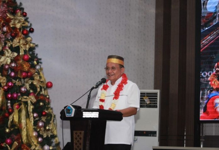 Walikota Bitung, Ir. Maurits Mantiri, M.M saat mengukuhkan Pengurus Kerukunan Keluarga Sulawesi Selatan (KKSS), Ikatan Wanita Sulawesi Selatan (IWSS), Ikatan Pemuda Sulawesi Selatan (IPSS) Kota Bitung masa bakti 2023-2027 di Ruang Sarundajang, Kantor Walikota Bitung Sabtu, (21/01/2022). Foto : Humas