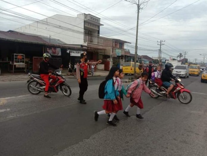 Polres Kabupaten Dairi melalui personil Sat Samapta Polres Dairi dibawah pimpinan Kasat Samapta Polres Dairi AKP Tugono, S.H melaksanankan kegiatan Strong Point/penjagaan dan Pengaturan Lalu Lintas Pagi Hari Rabu 11-01-2023. foto : satria