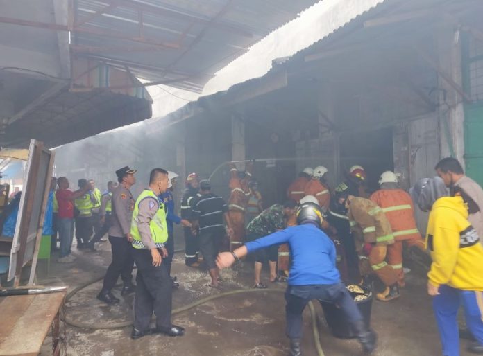 Dua unit kios ternak milik SIE LI ANG dilahap si jago merah tepatnya di Jln. Selat Pasar Senangin Kel. Badak Bejuang Kec. Tebing Tinggi Kota Tebing Tinggi Provinsi Sumatera Utara, Minggu (22/01/2023) Pukul 09.10 Wib.