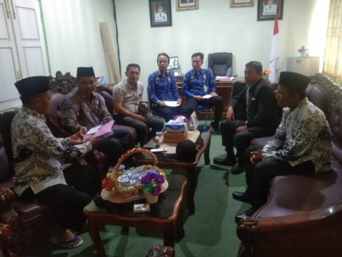 Sejumlah guru melakukan pertemuan dengan Kadis Pendidikan di Kabupaten Kaur, Provinsi Bengkulu menanyakan soal TPG dan Tamsil untuk triwulan 4 tahun 2022 yang hingga saat ini belum dicairkan. FOTO : PACHROUL