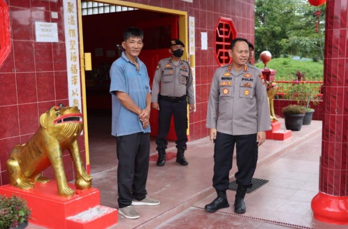 Kapolres Dairi AKBP Wahyudi Rahman S.H, S.I.K, M.M memimpin langsung pengecekan Klenteng dan Vihara. Bersama personil Kapolres melakukan patroli dan mendatangi tempat ibadah umat Budha yang ada di Kabupaten Dairi pada perayaan Imlek 2023, Senin 23-01-2023. FOTO : SATRIA