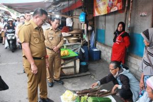 Walikota Bitung Maurits Mantiri melakukan kunjungan ke pasar girian, Selasa (24/01 2023). FOTO : HUMAS