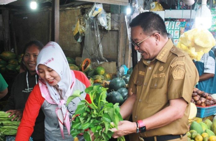 Walikota Bitung Maurits Mantiri melakukan kunjungan ke pasar girian, Selasa (24/01 2023). FOTO : HUMAS