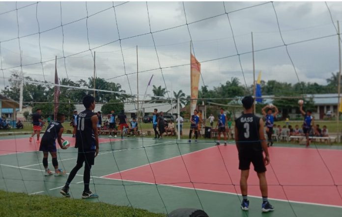Pertandingan voli putra untuk memperebutkan piala GASS CUP II di Lapangan Voli, Nagori Margomulyo, Kecamatan Gunung Malela, Kabupaten Simalungun dibuka Minggu 23 Januari 2023. FOTO : JOKO