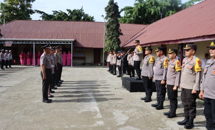 Kapolres Kotamobagu AKBP Dasveri Abdi, SIK memimpin Upacara Korps Raport kenaikan pangkat yang turut dilaksanakan bersama perwakilan personil Korps Brimob Den “B” Inuai di Mapolres Kotamobagu Sabtu (31/12/2022). FOTO : Jun