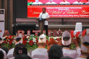 Ir. Maurits Mantiri, M.M saat melantik pengurus IKSSAT (Ikatan Keluarga Sangihe, Sitaro, Dan Talaud) Kota Bitung, periode 2023-2028, Sabtu (14/01/ 2022). Foto: Humas